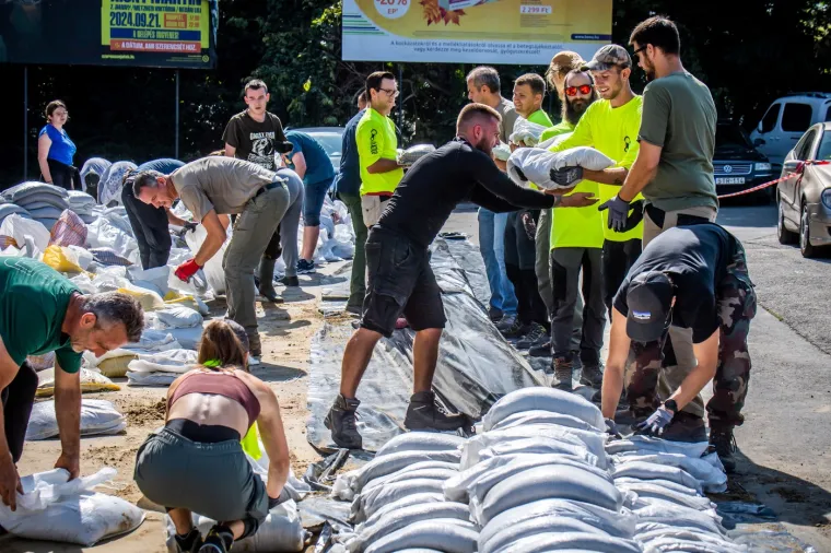 Nabujali Dunav stigao do mađarskog parlamenta, Budimpešta čeka katastrofu: 'Situacija je kritična'