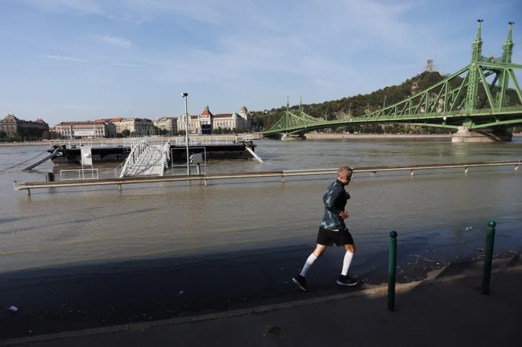 Nabujali Dunav stigao do mađarskog parlamenta, Budimpešta čeka katastrofu: 'Situacija je kritična'