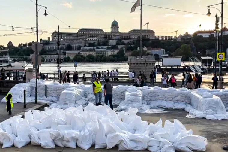 Nabujali Dunav stigao do mađarskog parlamenta, Budimpe&scaron;ta čeka katastrofu: 'Situacija je kritična'