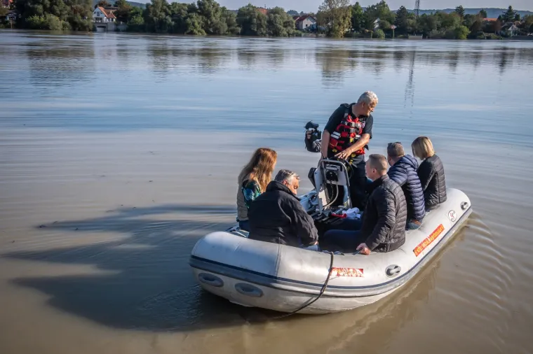 Nabujali Dunav stigao do mađarskog parlamenta, Budimpe&scaron;ta čeka katastrofu: 'Situacija je kritična'