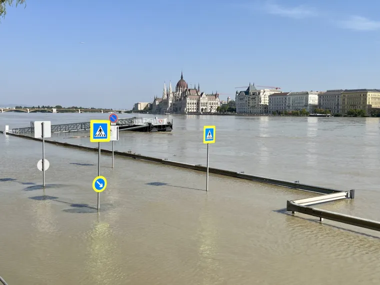 Nabujali Dunav stigao do mađarskog parlamenta, Budimpe&scaron;ta čeka katastrofu: 'Situacija je kritična'