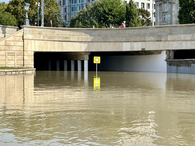 Nabujali Dunav stigao do mađarskog parlamenta, Budimpe&scaron;ta čeka katastrofu: 'Situacija je kritična'