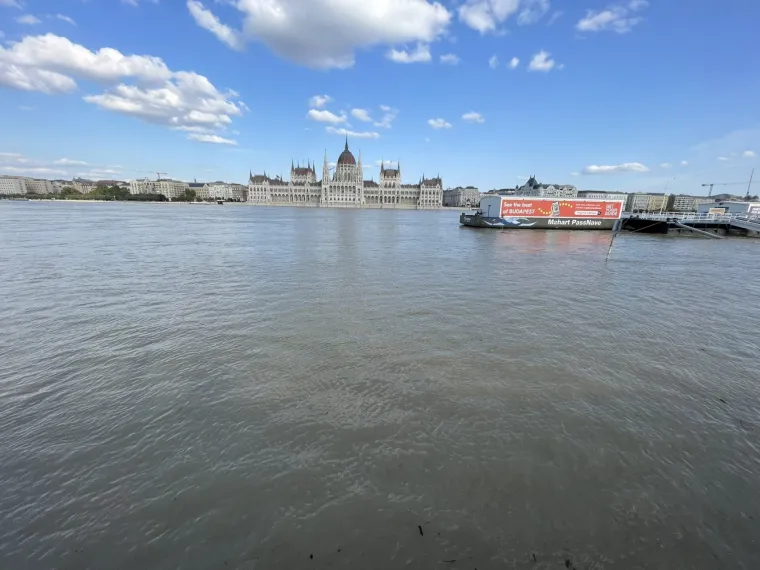 Nabujali Dunav stigao do mađarskog parlamenta, Budimpe&scaron;ta čeka katastrofu: 'Situacija je kritična'