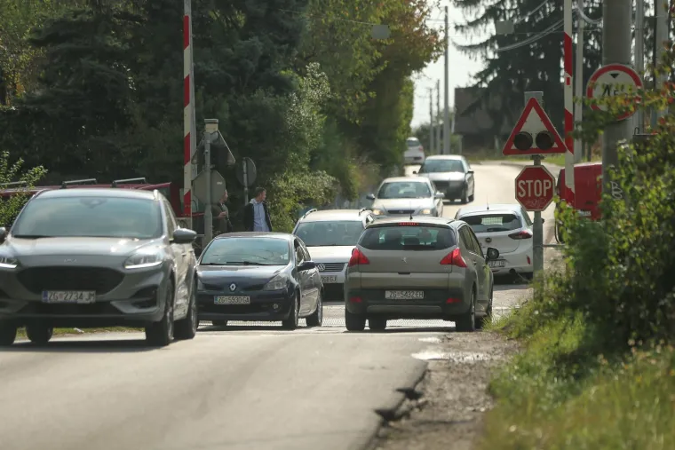 Dijelovi skršenog BMW-a razbacani u Demerju: Vozio slalom