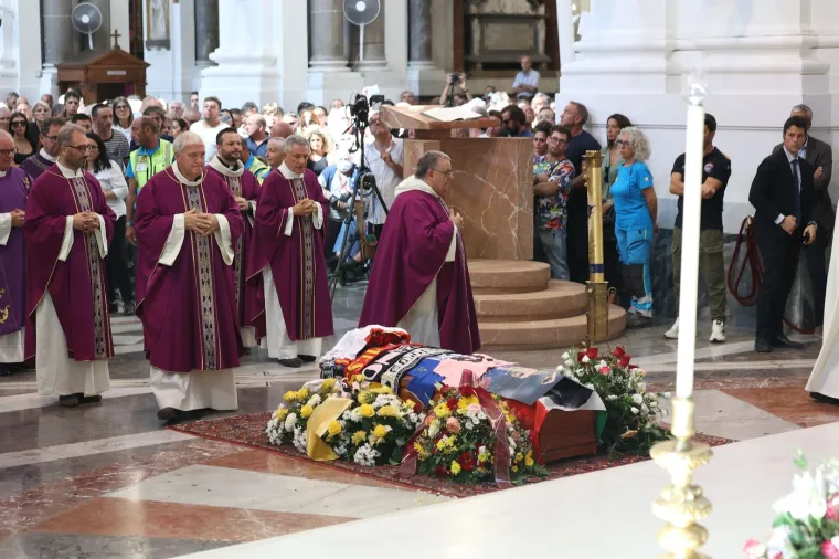 Najboljem strijelcu Svjetskog prvenstva na pogrebu skandiralo tisuće ljudi