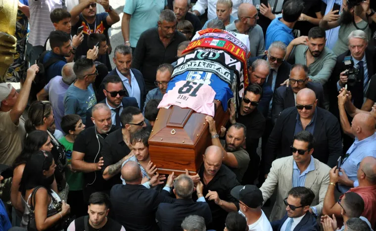 Najboljem strijelcu Svjetskog prvenstva na pogrebu skandiralo tisuće ljudi