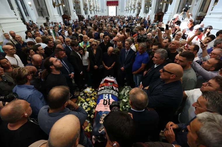 Najboljem strijelcu Svjetskog prvenstva na pogrebu skandiralo tisuće ljudi