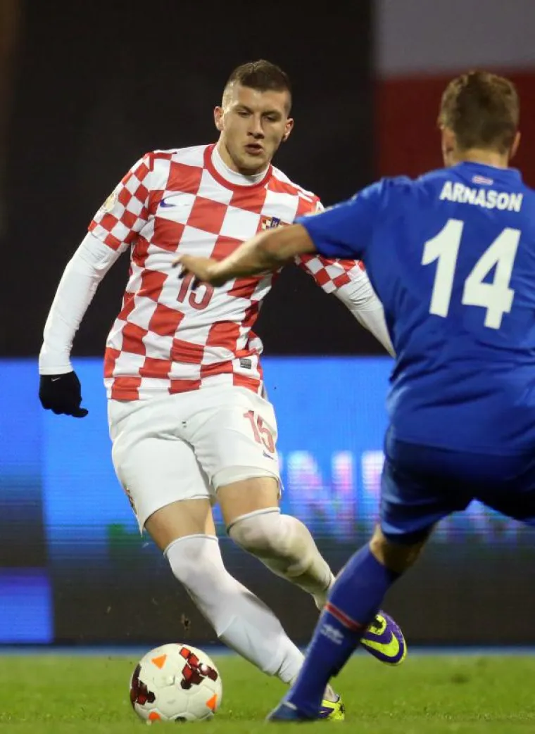 Za Hrvatsku je debitirao u prijateljsko protiv Lihtenštajna u kolovozu 2013. gdje je zabio prvijenac za 3-2 pobjedu.