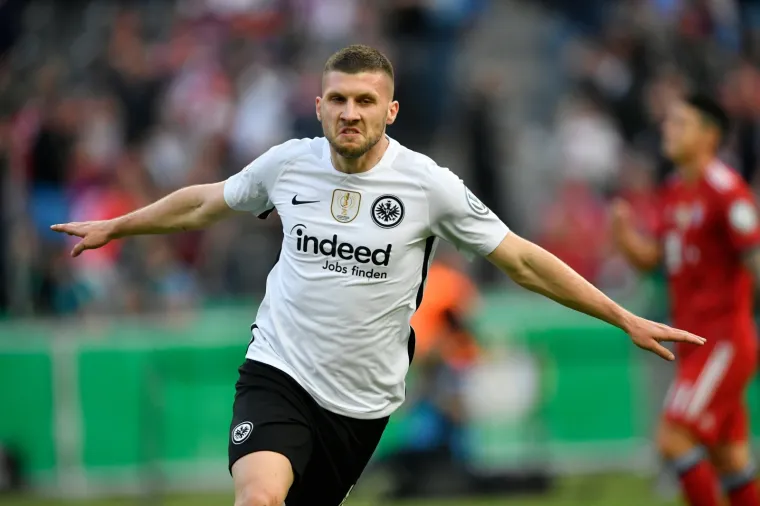 Rebić je bio jedan od glavnih igrača Eintrachta. Donio im je Kup zabivši dva gola Bayernu u finalu 2018., a u 100 nastupa imao je 25 golova i 12 asistencija.