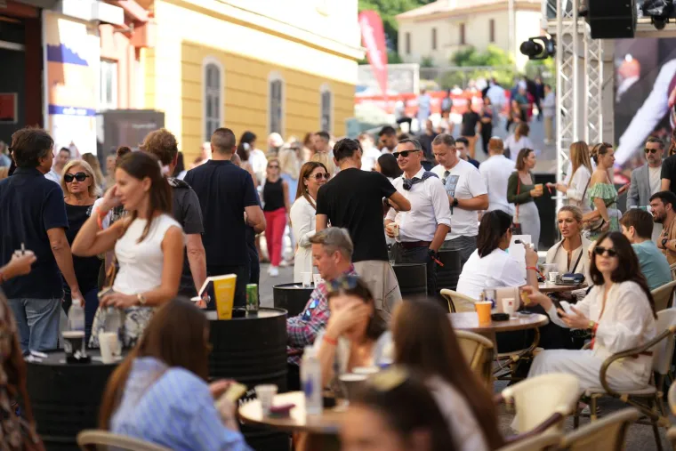 Weekend media festival ispunjen smijehom i odličnim outfitima: Zavirite u galeriju