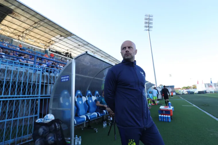 Petković nasrnuo na Agbekpornu nakon grubog starta na njemu. Udario ga s leđa i primio za vrat