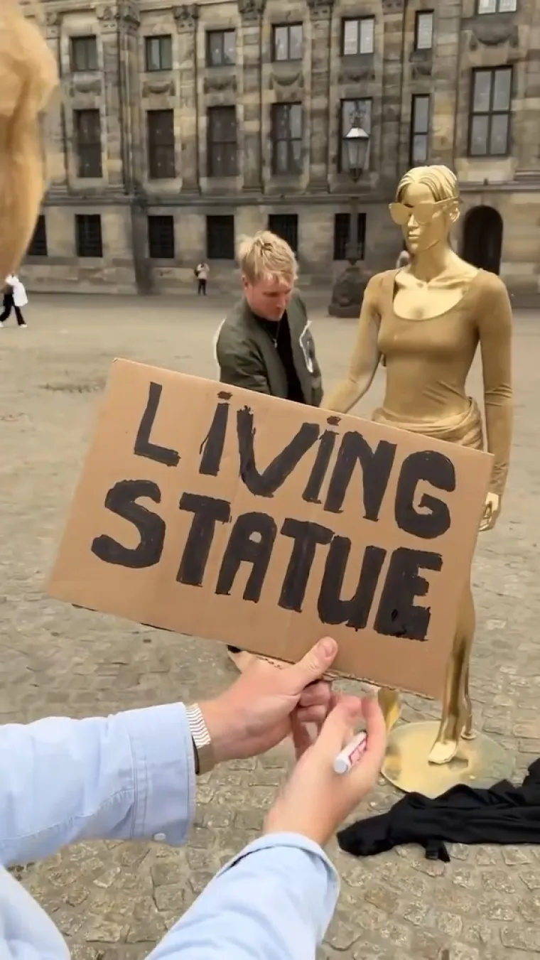 Njihova podvala ubrzo je počela zabavljati i ostalo društvo u lokalu, a snimka se tijekom vikenda prometnula u hit na Instagramu. 