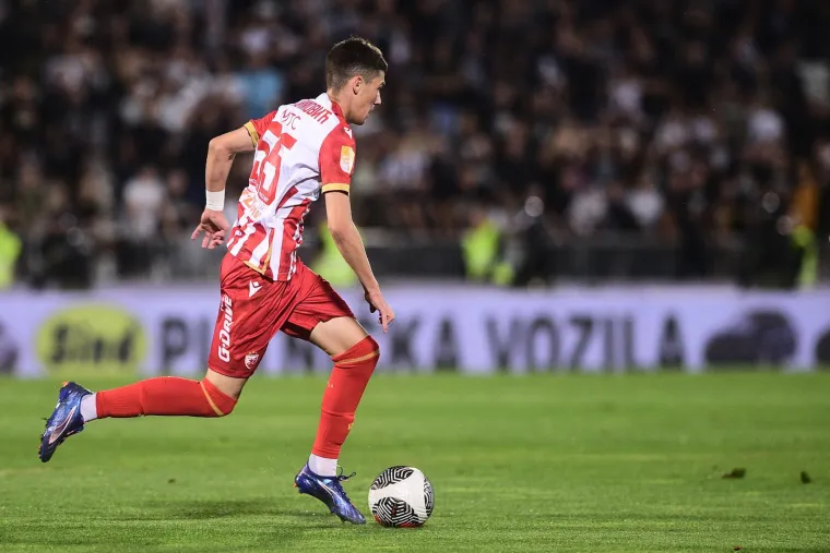 Neredi, utrčavanje na teren i hat-trick biv&scaron;eg igrača Gorice. Ovako je izgledala utakmica Zvezde i Partizana