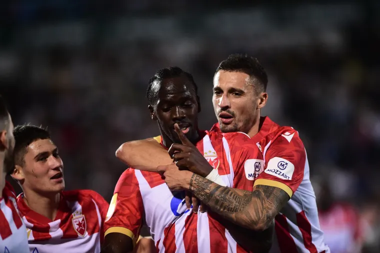 Neredi, utrčavanje na teren i hat-trick biv&scaron;eg igrača Gorice. Ovako je izgledala utakmica Zvezde i Partizana