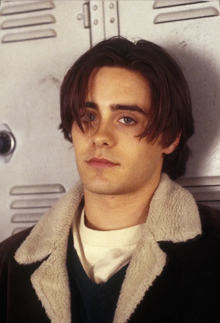 U filmu &quot;My So-Called Life&quot; iz 1994. godine, Jared Leto igra ulogu Angela Chasea, mladog buntovnika čiji emotivni život i složeni odnosi s prijateljima i porodicom oblikuju srž priče. 