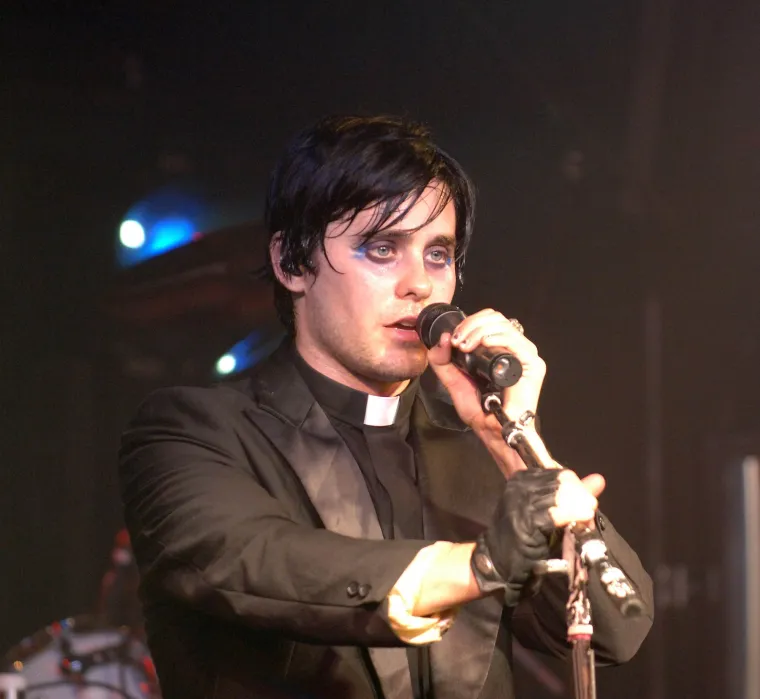 Jared Leto koji je poznat po svojim ludim nestašlucima na svojim koncertima, koji uključuju penjanje na skele i surfanje, slomio je nos 2007. u San Antoniju u Teksasu.