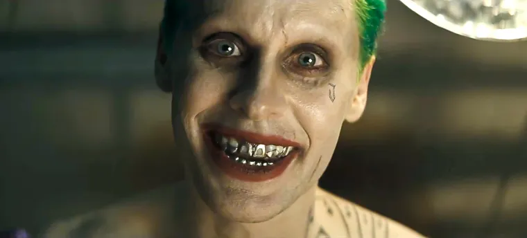 Njegova metoda glume često izaziva kontroverze, poput njegovog ponašanja na setu Suicide Squada, gdje je kolegama slao neobične poklone, a sve samo kako bi ostao u karakteru svog lika Jokera.
