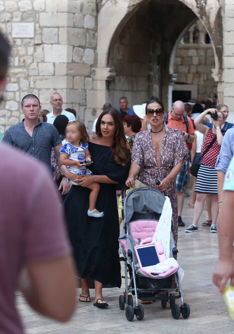 Slavica i Tamara Ecclestone u društvu malene Sophije na Stradunu