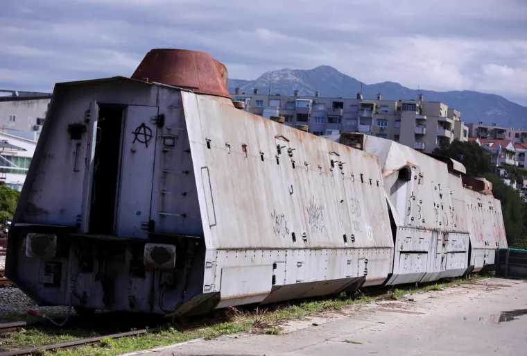 No, budući da je koju godinu kasnije škver dobio novog vlasnika, tako je i plan da se izloži u prostoru brodogradilišta propao.
