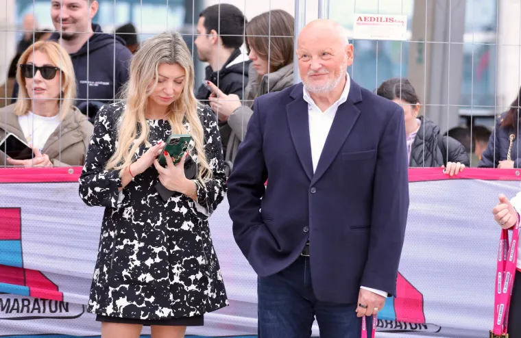 "Nema potrebe da se uopće osvrćem na na&scaron;u situaciju, u kojoj je ta mlađa osoba itekako situirana, s vrlo kvalitetnom karijerom i okružena svojim ljudima koji su uz nju bili i kad je bilo najgore i koji su sada. 
Svrha ovog osvrta je da bar netko shvati da poku&scaron;ajem biti duhovit skriven iza tipkovnice može napraviti zlo ljudima, osobito onima koji su na internetu najvi&scaron;e, i često su i najranjiviji", zaključila je.