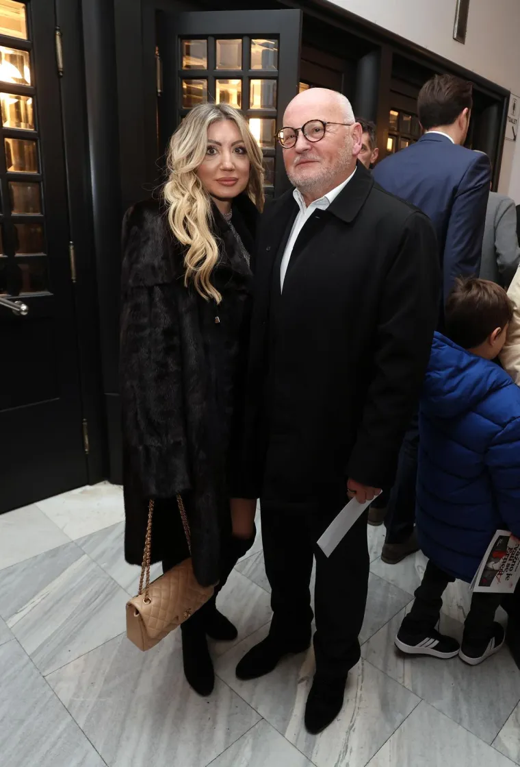 Za Gloriju je otkrila &scaron;to je kod Zlatka najvi&scaron;e privlači. "Vrlo smo slični, cijenimo iste stvari u životu, uz njega se osjećam voljeno. Mislila sam da ne postoji jo&scaron; netko tako poseban, ali ispalo je da ipak postoji. S istom ljubavlju će mi otvoriti vrata ili donijeti ča&scaron;u vode dok radim na knjizi na svom laptopu. Ili odletjeti sa mnom avionom - kojim on pilotira - na Lido i ručak u Veneciju", navela je.