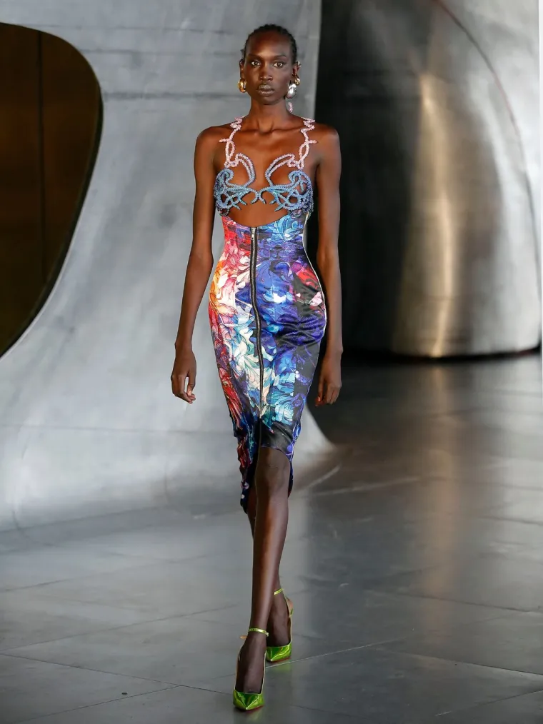 Modna revija u Parizu privukla veliku pozornost: Odvažni modeli ističu žensku figuru