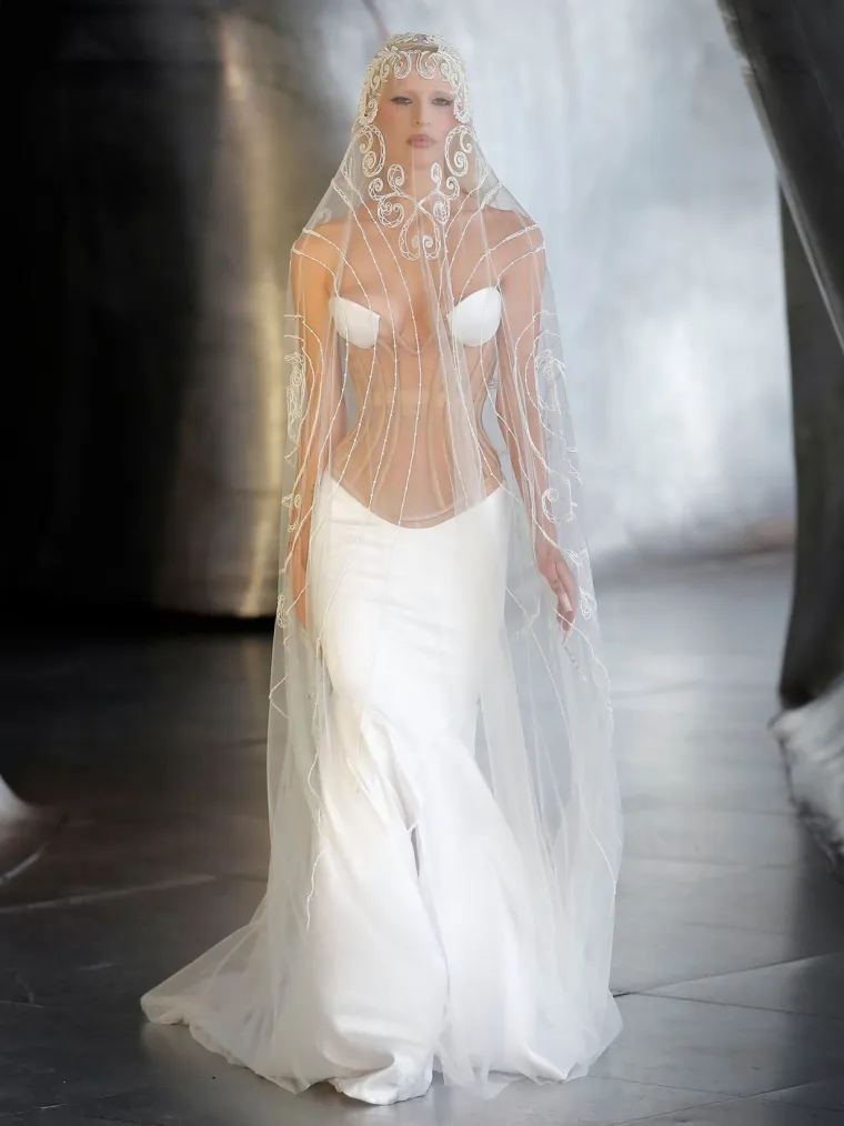 Modna revija u Parizu privukla veliku pozornost: Odvažni modeli ističu žensku figuru