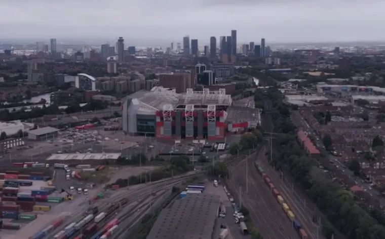 Kompjutorski generirane slike pokazuju kružni oblik s grbom Manchester Uniteda s vanjske strane. 