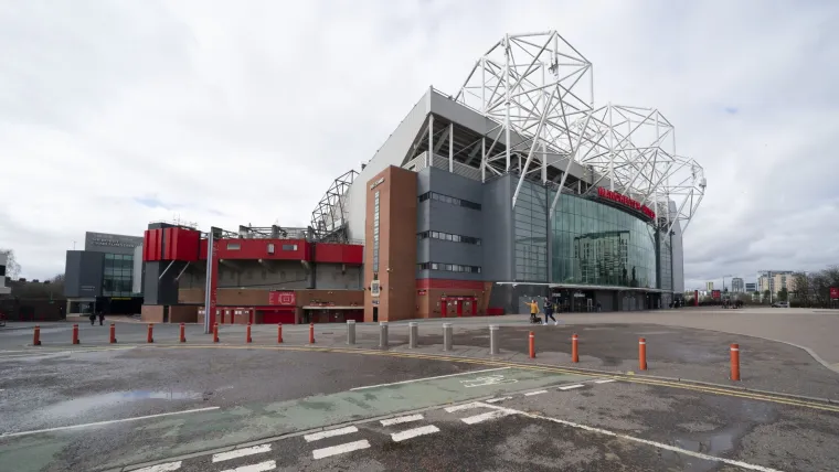 Manchester United je proveo i anketu među navijačima po pitanju &scaron;ta učiniti s kultnim stadionom. Od 30.000 ispitanih navijača, omjer je 50:50 za ili protiv ru&scaron;enja.