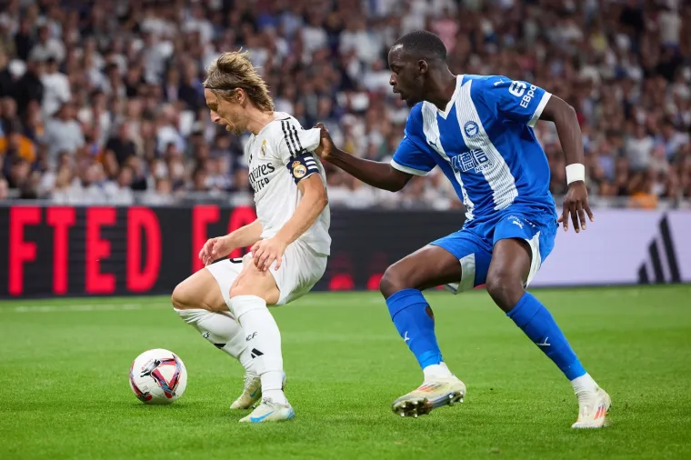 Luka Modrić tijekom utakmice protiv Alavesa. Držali su ga za dres, &scaron;to je jako ljutilo Luku.