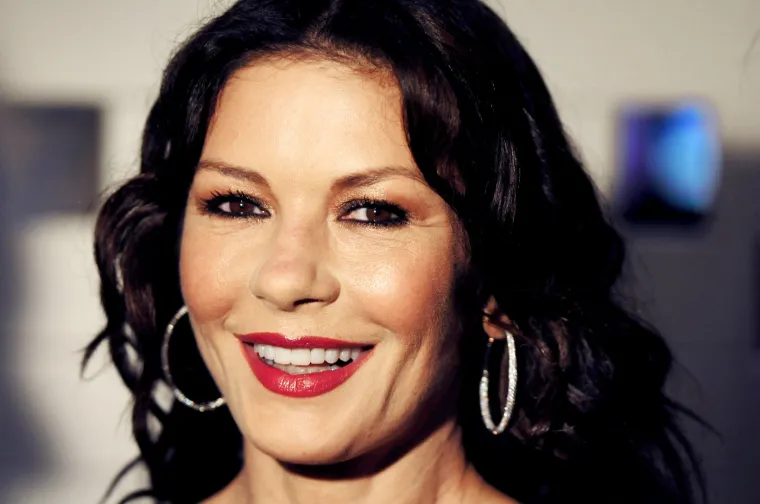 Senzualna Catherine Zeta-Jones vječno je mlada: Odu&scaron;evljava izgledom i u &scaron;estom desetljeću