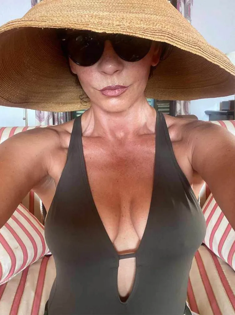 Senzualna Catherine Zeta-Jones vječno je mlada: Odu&scaron;evljava izgledom i u &scaron;estom desetljeću