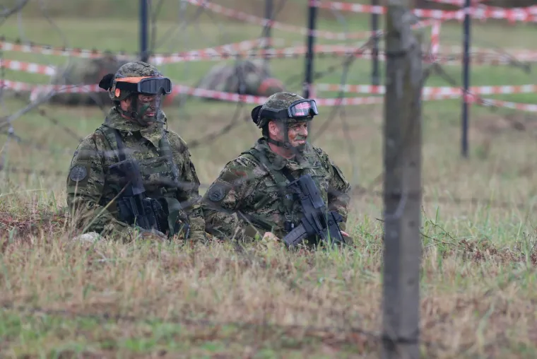 Vojni poligon &apos;Gašinci&apos; je obučno-vježbovno postrojenje Hrvatske kopnene vojske, smješteno uz istoimeno selo 10 kilometara od Đakova