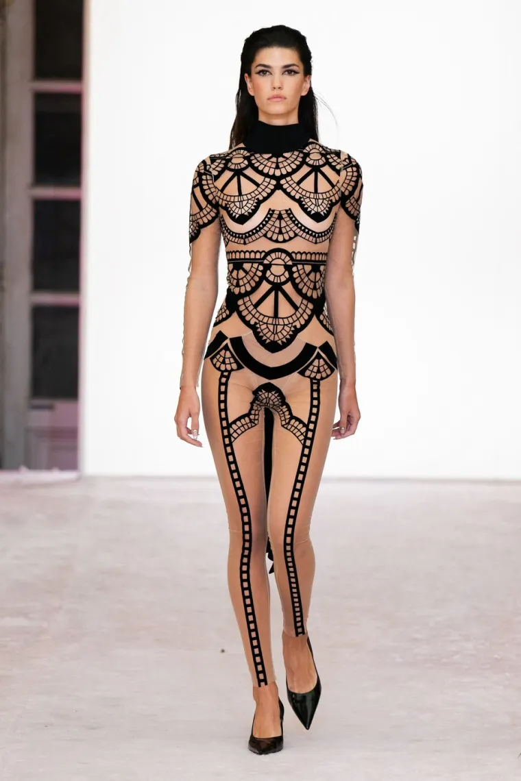 Korzeti, grudnjaci, kompletići... Donje rublje od čipke zavladalo modnom pistom