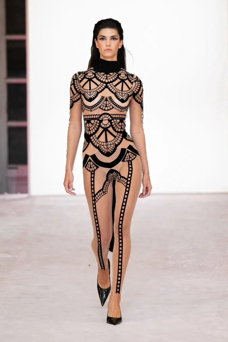 Korzeti, grudnjaci, kompletići... Donje rublje od čipke zavladalo modnom pistom