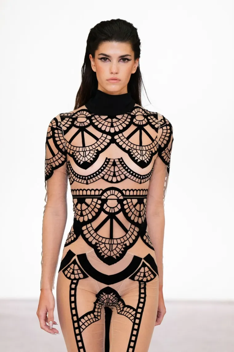 Korzeti, grudnjaci, kompletići... Donje rublje od čipke zavladalo modnom pistom