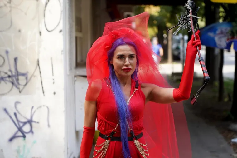 Unatoč ozbiljnim optužbama, Olja je nastavila sa svojim televizijskim nastupima. U emisiji &quot;Večera za 5&quot; predstavila se kao vampirica rođena u 14. stoljeću, što je dodatno privuklo pažnju javnosti.
