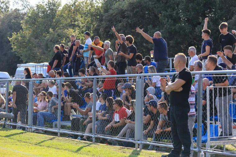 Oko 1200 ljudi natiskalo se na tribine simpatičnog stadiona Prematinka u južnoj Istri, oko 5 km južno od Pule, u sastavu općine Medulin, ali ostali su se potrudili vidjeti barem komadić utakmice sa svih mogućih pozicija oko terena. 