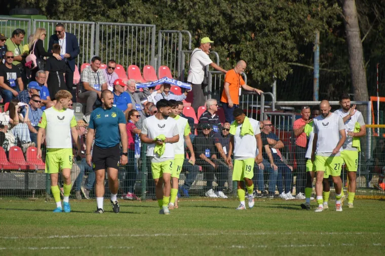 Dinamo izazvao kaos na jugu Istre: Sunčanih naočala vi&scaron;e od stanovnika, a prava atrakcija je semafor