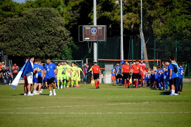 Dinamo izazvao kaos na jugu Istre: Sunčanih naočala vi&scaron;e od stanovnika, a prava atrakcija je semafor