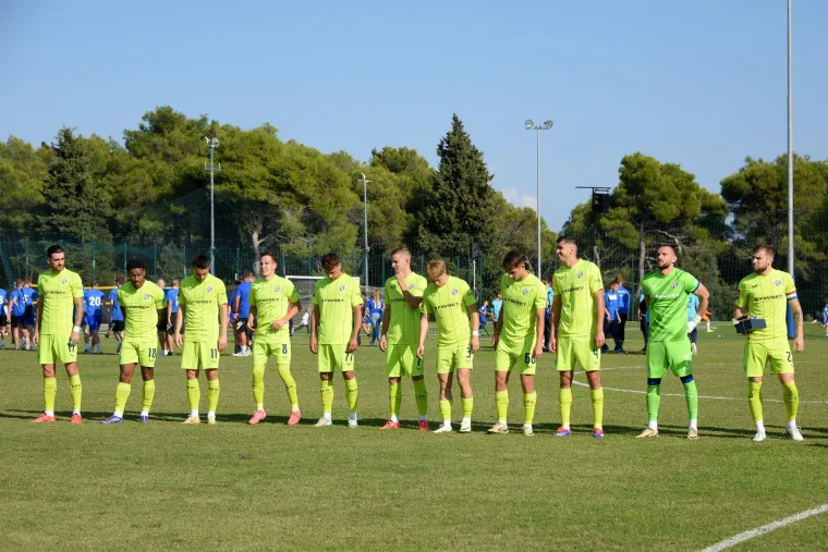 Dinamo izazvao kaos na jugu Istre: Sunčanih naočala vi&scaron;e od stanovnika, a prava atrakcija je semafor