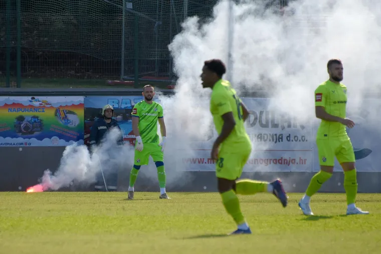 Dinamo izazvao kaos na jugu Istre: Sunčanih naočala vi&scaron;e od stanovnika, a prava atrakcija je semafor