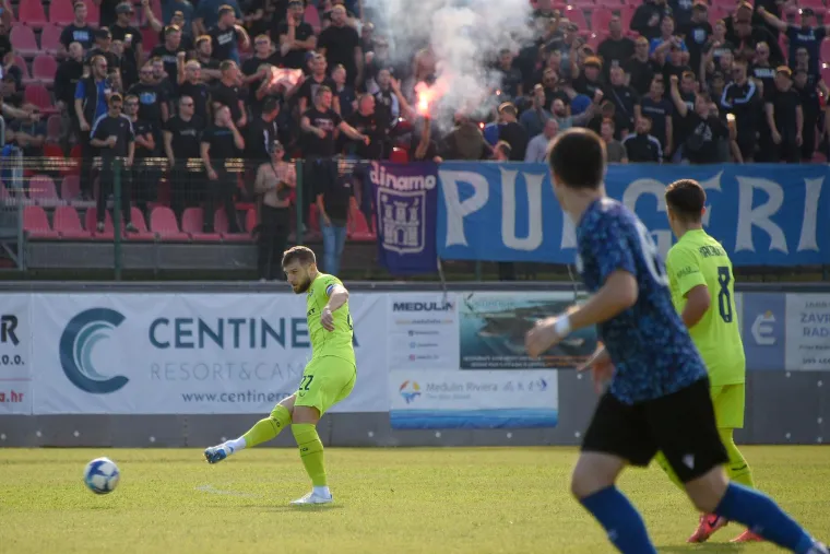 Dinamo izazvao kaos na jugu Istre: Sunčanih naočala vi&scaron;e od stanovnika, a prava atrakcija je semafor