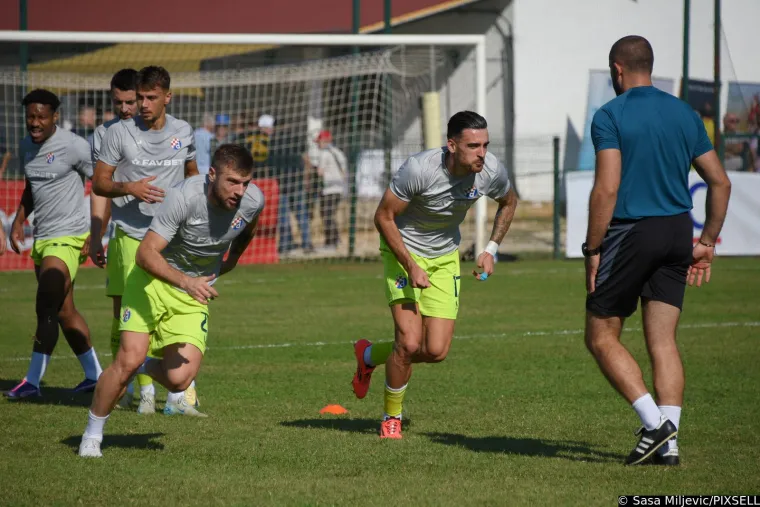 Dinamo izazvao kaos na jugu Istre: Sunčanih naočala vi&scaron;e od stanovnika, a prava atrakcija je semafor