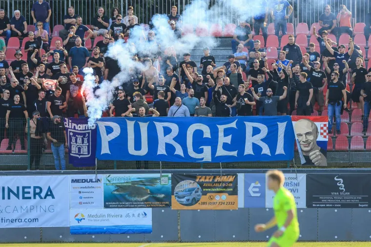 Dinamo izazvao kaos na jugu Istre: Sunčanih naočala vi&scaron;e od stanovnika, a prava atrakcija je semafor