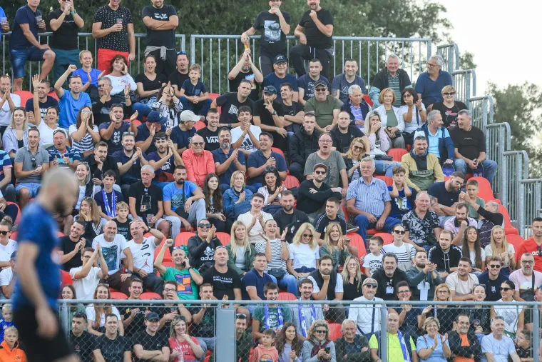 Dinamo izazvao kaos na jugu Istre: Sunčanih naočala vi&scaron;e od stanovnika, a prava atrakcija je semafor