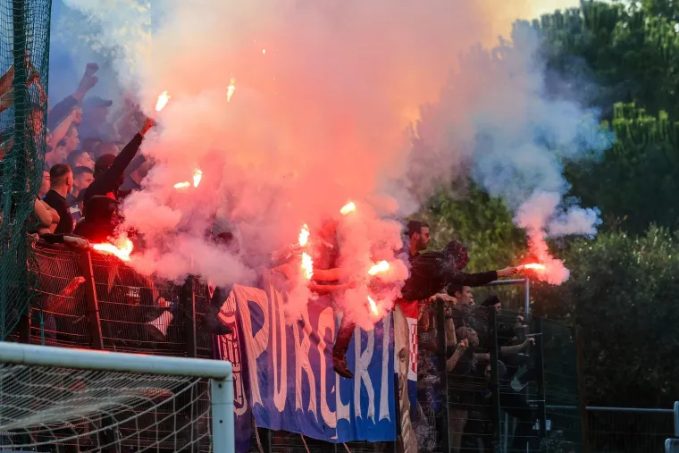 Dinamo izazvao kaos na jugu Istre: Sunčanih naočala vi&scaron;e od stanovnika, a prava atrakcija je semafor