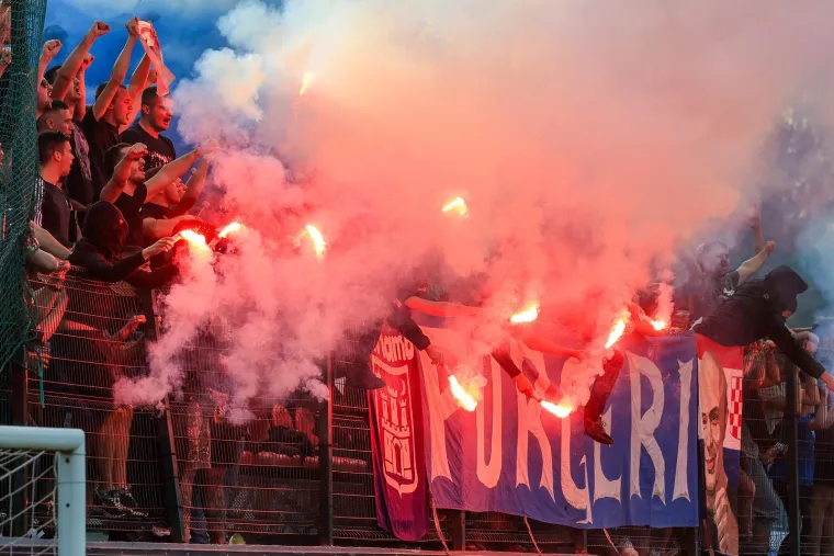 Dinamo izazvao kaos na jugu Istre: Sunčanih naočala vi&scaron;e od stanovnika, a prava atrakcija je semafor