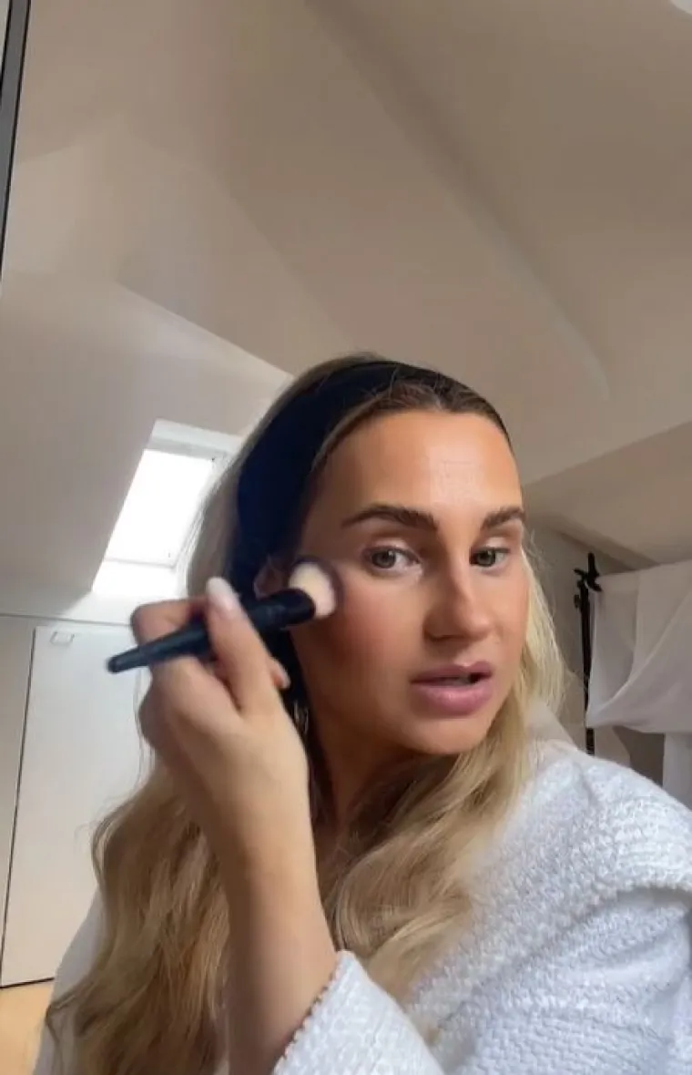 Adriana je objasnila da je u prošlosti pokušala koristiti skupe proizvode za njegu kože, ali joj koža nije dobro reagirala na njih. &quot;Držim se onoga što mi odgovara&quot;, objasnila je.