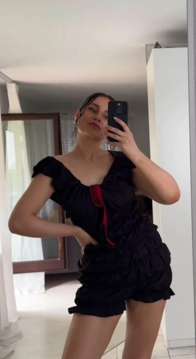 Rekla je da dnevno popije oko dvije do tri litre vode. Kaže da pije pola litre prije doručka, jednu litru za ručak i dvije čaše nakon što dođe s posla. Pitka voda pomaže koži da održi vlažnost i elastičnost, što može smanjiti bore i znakove preranog starenja.